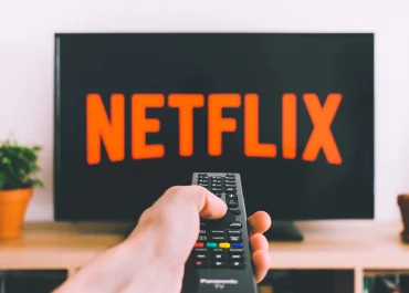 Streamovací služba Netflix je stále králem v Česku. Disney+ mu ale šlape na paty